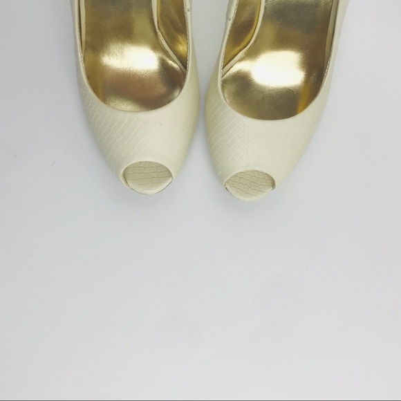 🌟Colin Stuart Peep Toe Wedge in Cream 🌟 - Picture 8 of 12